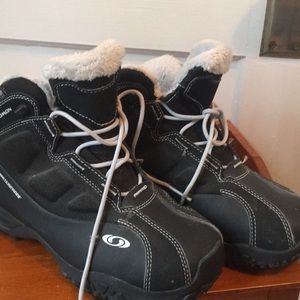 Salomon Black snow shoes